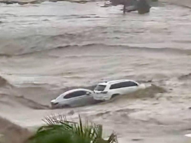 Varias camionetas fueron arrastradas por la fuerte corriente tras el desbordamiento de ríos en el sur de Baja California.