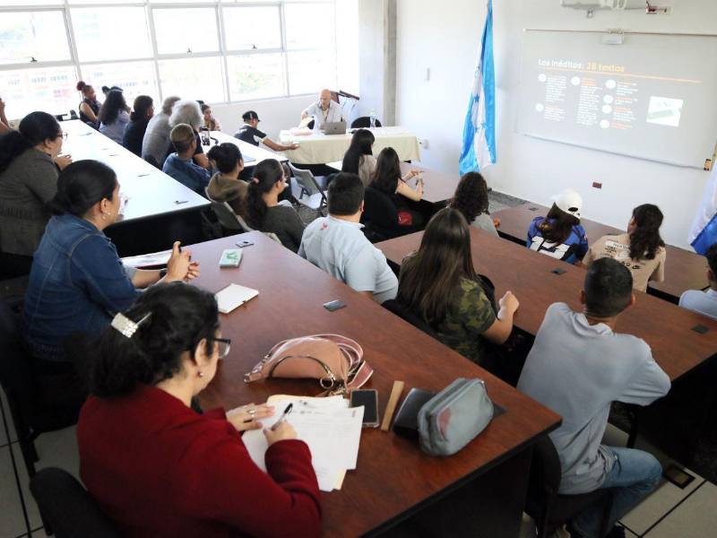 “Los inéditos de Roberto Castillo y la escritura del sueño” fue la conferencia que dictó Giovanni Rodríguez en la UNAH.