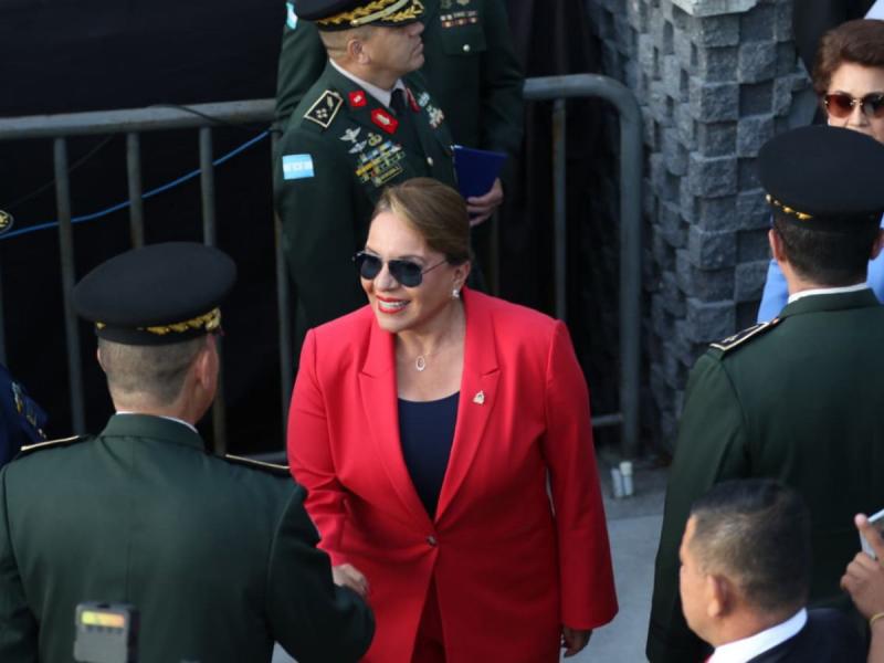 Presidenta Xiomara Castro llegó vestida con los colores de Libre a inauguración del mes patrio