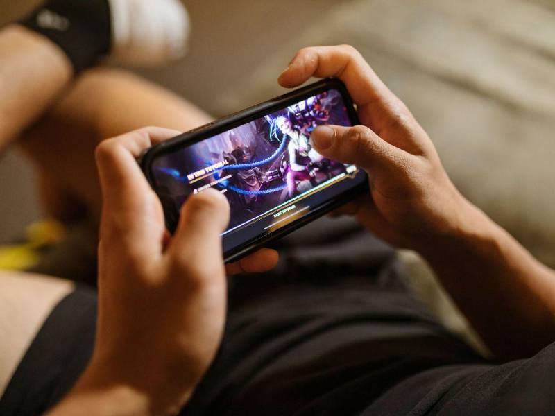 Democratización total: la llegada de los smartphones convirtió a casi la mitad de la población del planeta en jugadores activos, rompiendo las barreras de entrada al sector.