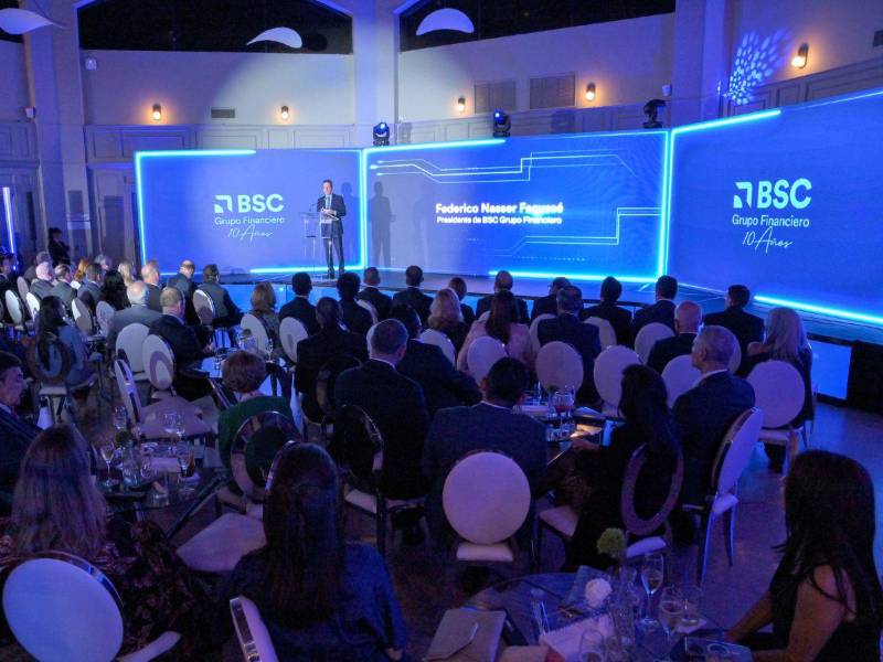 Durante la celebración de los 10 años de Grupo Financiero BSC anteriormente Inversiones Cuscatlán.