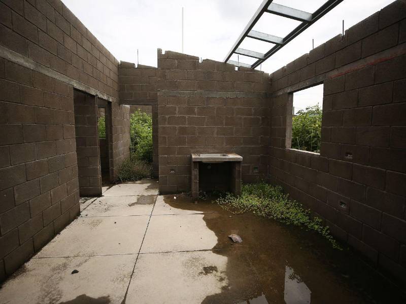 Las casas que iban entregar en 90 días tienen casi cuatro años abandonadas y sin terminar.