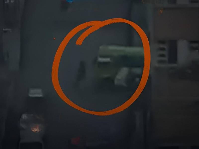 Las cámaras captaron el momento en que el asesino aparece frente al bus para dirigirse al conductor y asesinarlo.