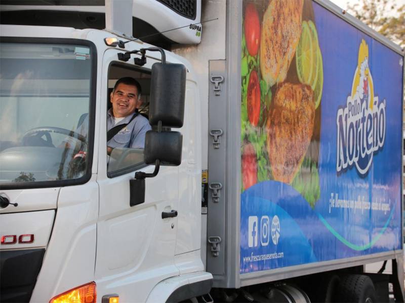 Su liderazgo se basa en la empatía, la innovación y el desarrollo de equipos empoderados.