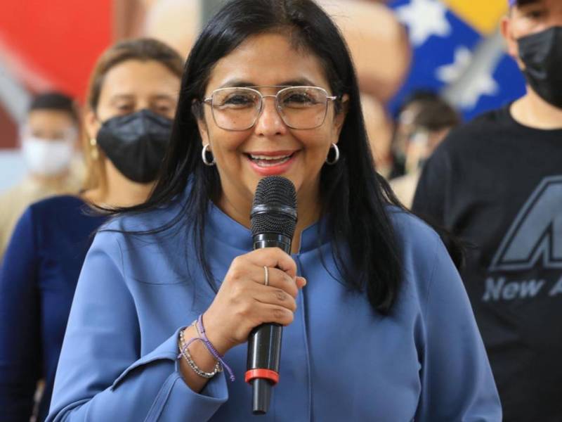 Delcy Eloína Rodríguez Gómez no es una figura emergente, ya que su carrera ha estado definida por sus sólidos vínculos familiares. Hija de un político de la izquierda venezolana, hermana del principal estratega del chavismo y pareja de un poderoso empresario, así se rodea su familia.