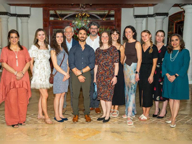 Ejecutivos de Grupo Ficohsa, especialistas de la brigada Duke Heart for Honduras y personal médico hondureño durante una jornada de evaluación previa a las cirugías cardíacas pediátricas.