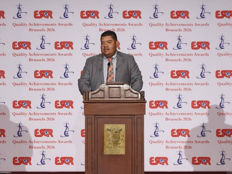 El presidente de Junta Directiva de Cooperativa Sagrada Familia, Msc. Juan Rafael Flores, recibió el Quality Achievements Award 2026, reconocimiento internacional que destaca el compromiso institucional con la excelencia y la calidad.