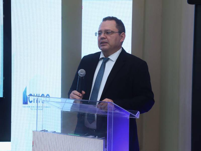 El ingeniero José Leonidas Zelaya, gerente de Relaciones Corporativas de Cenosa, en el lanzamiento del Foro de Infraestructura 2025.