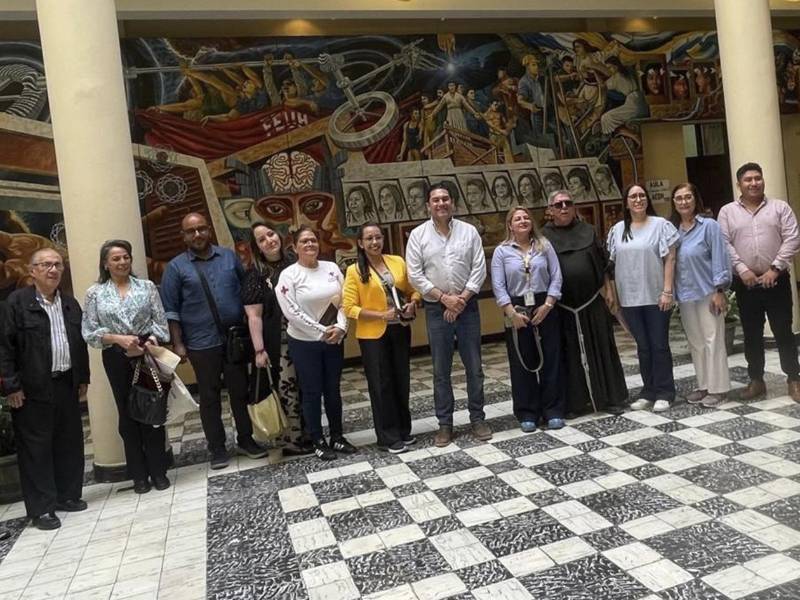 Autoridades de la AMDC junto al Comité Cultural de Comayagüela durante reunión sobre el rescate del casco histórico.