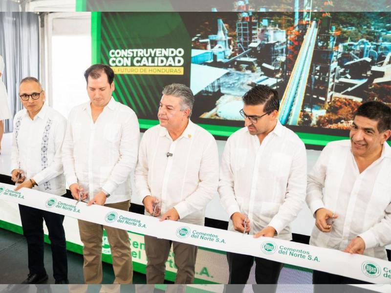 Ejecutivos de Cenosa y autoridades nacionales presencian el acto inaugural del Molino número 4 en la planta de Río Bijao, Choloma.