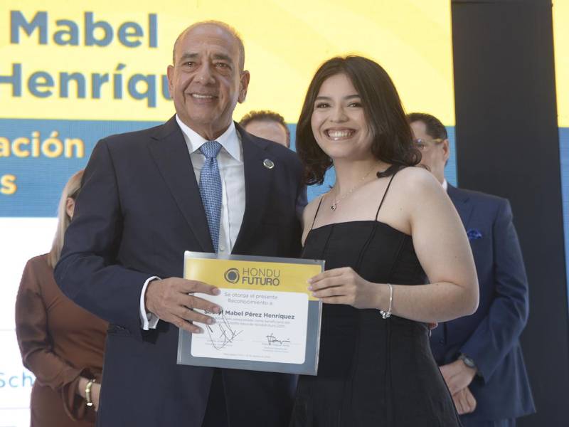 HonduFuturo reconoció a los nuevos beneficiarios del programa Crédito-Beca en una emotiva ceremonia.