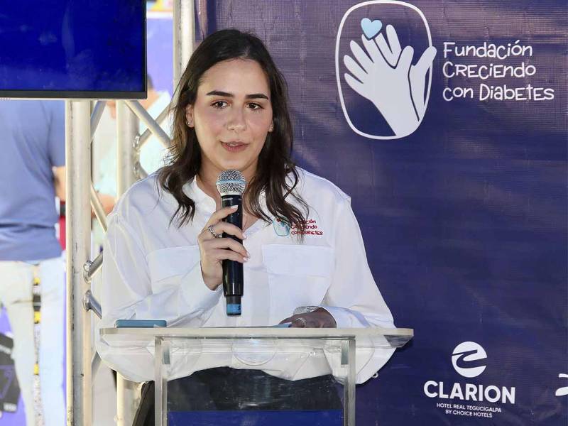 Arianne Atala, cofundadora de la Fundación Creciendo con Diabetes, brindó unas palabras durante el lanzamiento de Blue Run 2026, destacando la importancia de sumar esfuerzos en favor de la prevención y concientización sobre la diabetes.