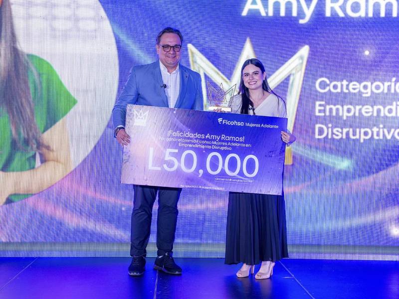 Amy Ramos destacó en la categoría Emprendimiento Disruptivo con su innovador negocio de velas.
