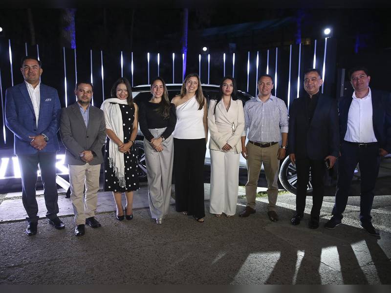 Ejecutivos de Nissan y Grupo Q durante la presentación de la nueva X-Trail e-POWER en Honduras.