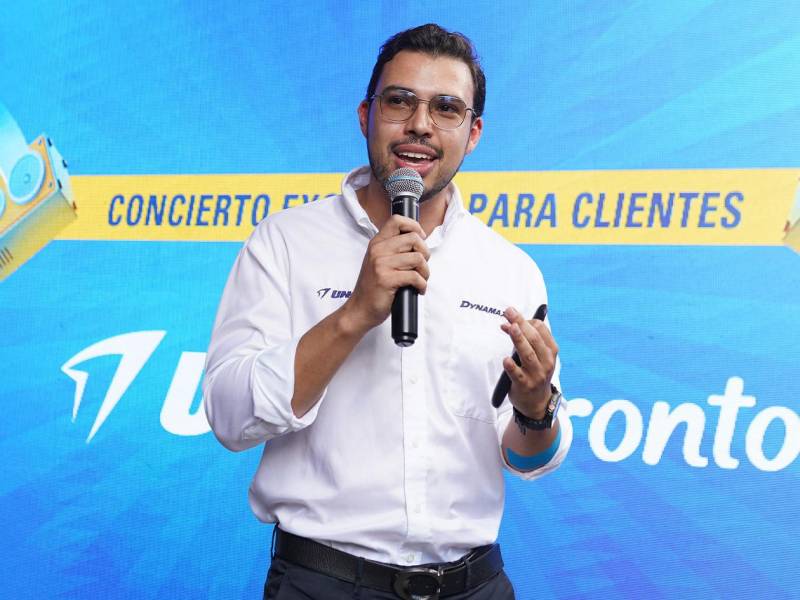 Eduardo Idiáquez, Coordinador de Mercadeo de Gasolineras UNO, invitando a los clientes a participar en la promoción.