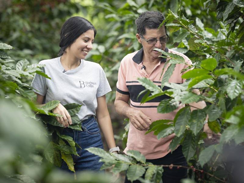Belkis Mejía, cuarta generación de una familia productora de café, junto a su padre Gaspar Mejía, con quien comparte la pasión por el café y el respaldo para su desarrollo y profesionalización.