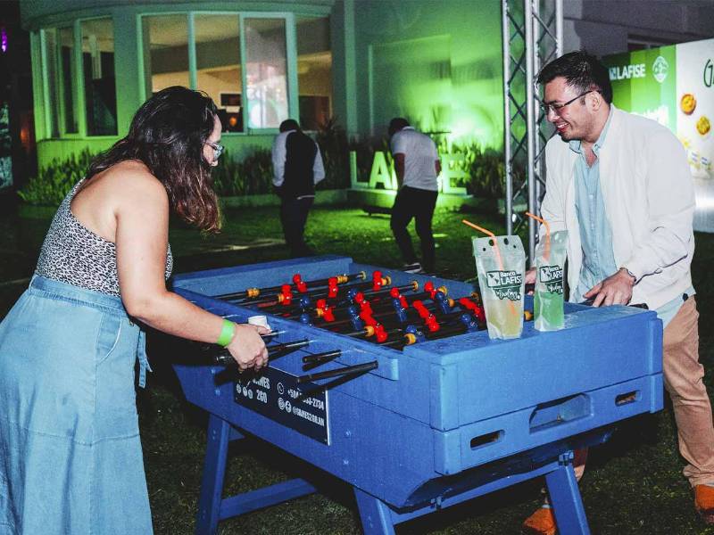 Los asistentes disfrutaron de diferentes juegos y actividades recreativas, como el futbolito de mesa, que aportaron diversión y entretenimiento a la experiencia del LAFISE Gastro Fest 2026.