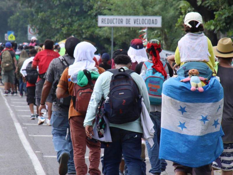 Migrantes procedentes de Honduras, Guatemala y El Salvador caminaban en caravana, en Tapachula, estado de Chiapas, México.
