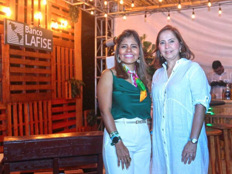 Tania Lozano y Sandra Mata, ejecutivas de Banco LAFISE presentes en la noche de premiación de los ganadores del torneo de pesca.