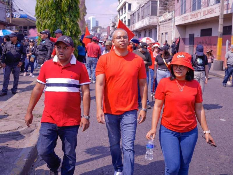 <b>Andrés Castro junto a Génesis María Núñez Lagos durante una movilización política. Una fuente consultada por EL HERALDO Plus identificó a Núñez como expareja del exdiputado suplente.</b>
