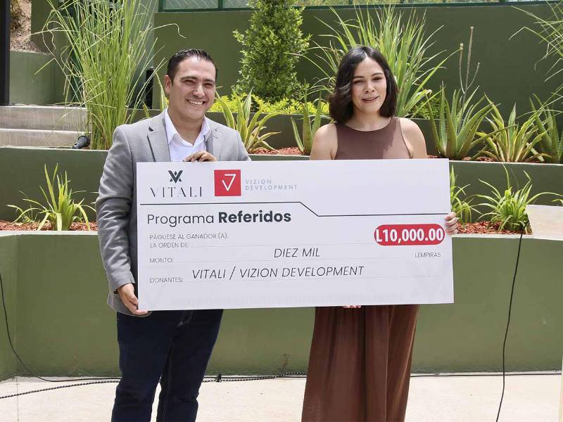 Luis Ulloa, Gerente Comercial de Vizion Development, entrega a Cindy Rodríguez el primer reconocimiento del programa de referidos de Vitali, tras recomendar a una familia que hoy también es propietaria.