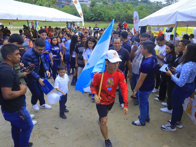 Shin Fujiyama compartió con los estudiantes, quienes ahora cuentan con un espacio seguro y adecuado para aprender.