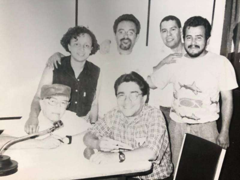 Orfa Mejía junto al equipo del histórico Minuto Cultural Sabatino, que todavía se Transmite en Radio América.