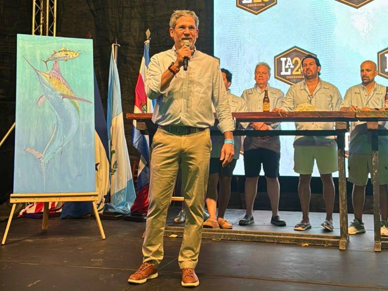 Jorge González, gerente general de Banco LAFISE, habla con los participantes del torneo Honduras International Billfish Open 2026.
