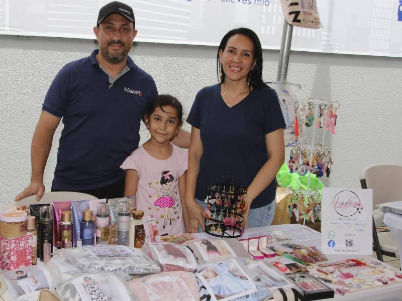 Familias emprendedoras compartieron sus productos y experiencias durante el Bazar “Creciendo Juntos” 2026, una plataforma que promueve oportunidades de crecimiento económico y desarrollo personal.