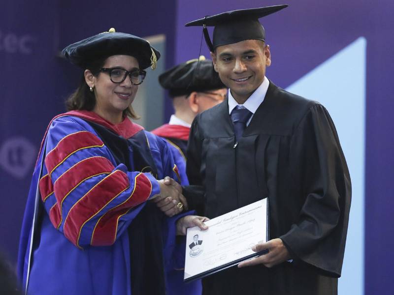 Rosalpina Rodríguez, rectora de UNITEC-CEUTEC, felicita a los graduados y destaca su compromiso con la excelencia académica.