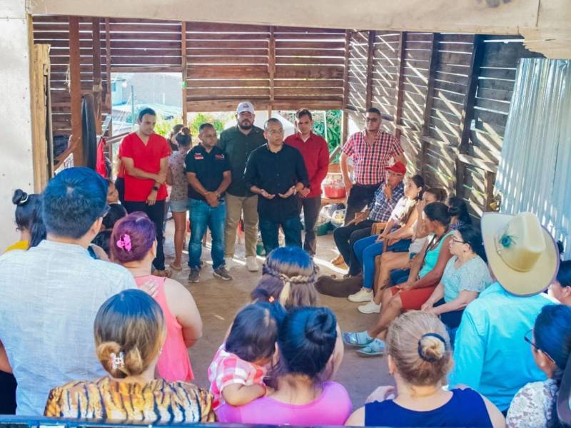 Andrés Castro durante una reunión con personas presentadas como integrantes del patronato de Las Minitas, en la colonia La Sosa, en Tegucigalpa.