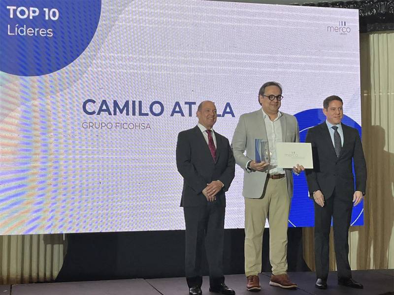 Germán Castañeda, VP de Comunicación Corporativa de Grupo Ficohsa, recibe el reconocimiento de MERCO en representación de Camilo Atala, presidente del grupo, junto a representantes del monitor.
