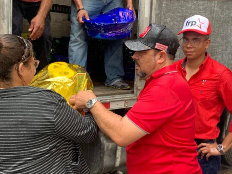 Castro entregando canastas de alimentos en concentraciones políticas de Libre.