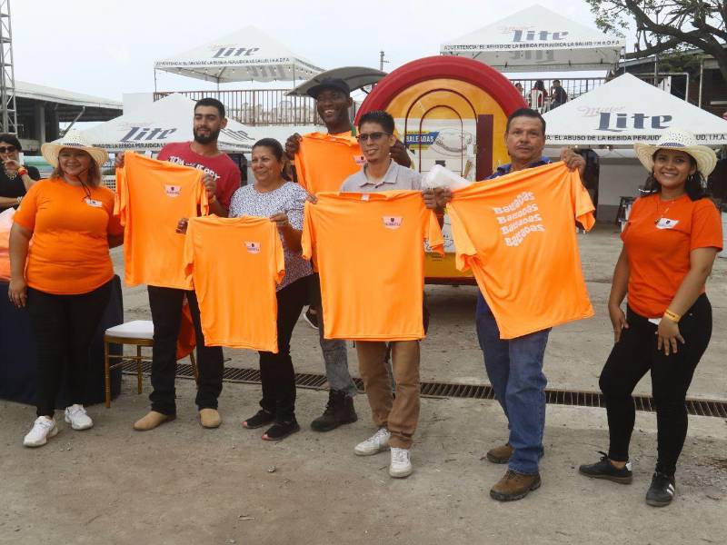 El equipo ganador que demostró fuerza y rapidez para halar el camión de Harina Manhattan.