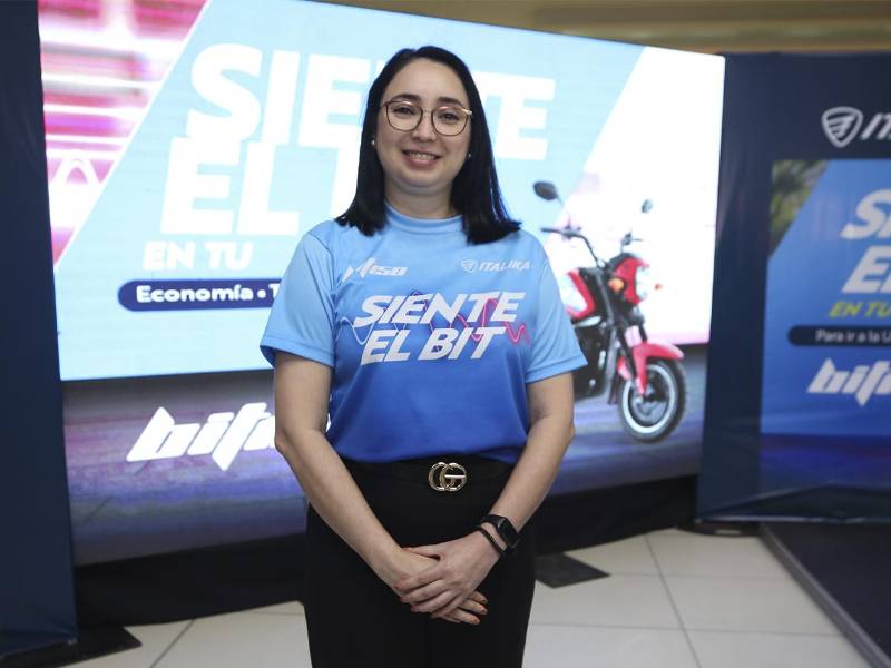 Anaelia Ordoñez, Gerente de Producto, destacó la eficiencia, comodidad y respaldo técnico de la BIT 150 durante su intervención.