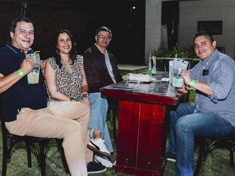 Amigos y familias compartieron una noche especial entre gastronomía, música y entretenimiento, disfrutando de las diferentes experiencias preparadas durante el LAFISE Gastro Fest 2026.