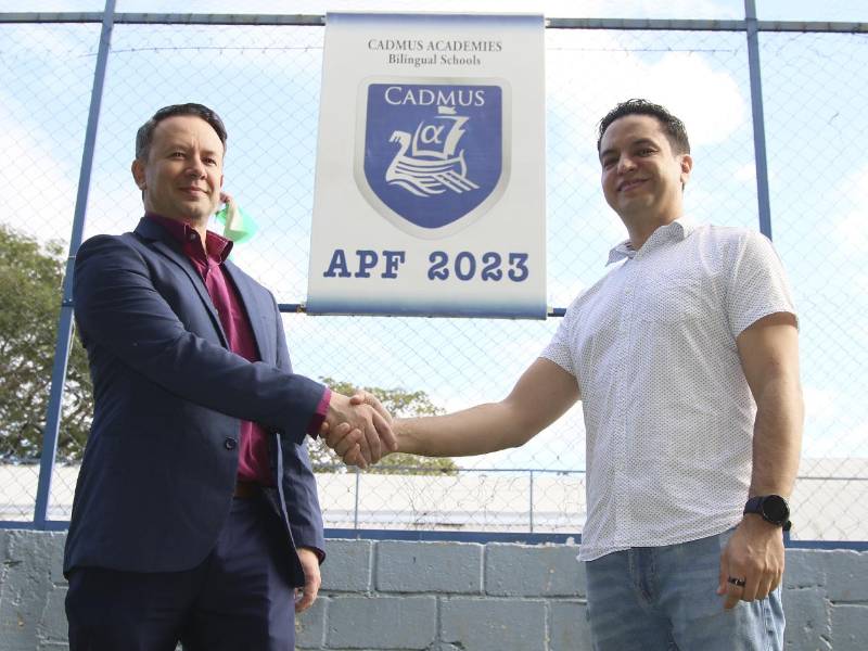 Víctor Chinchilla asesor de Tigo Business estrecha la mano de Elmer Sánchez, gerente de IT de Cadmus Academies afirmando la solución brindada que fortaleció la seguridad y estabilidad de la red educativa.