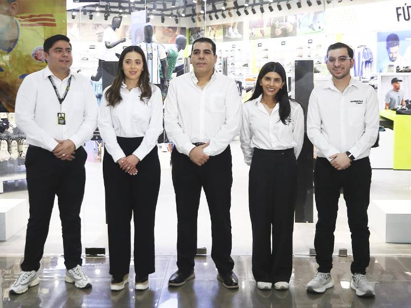 Ejecutivos de Diunsa y Sportia durante la apertura, celebrando la expansión de la marca y su compromiso con el deporte en Honduras.