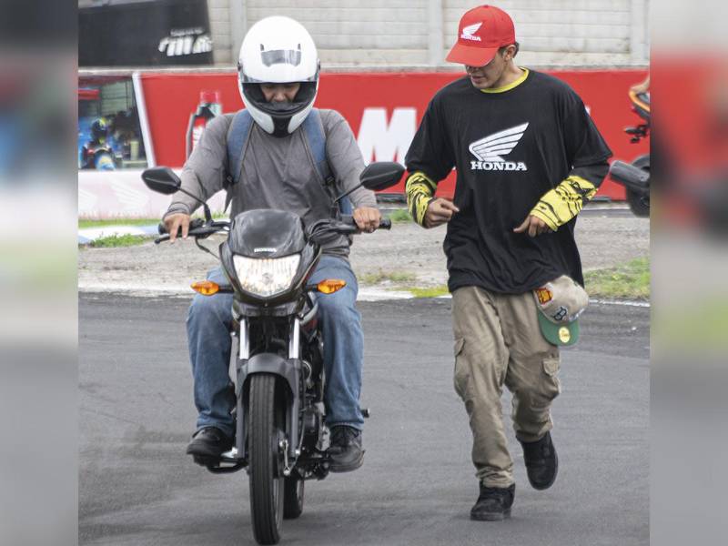 Instructores especializados de Didemo Honda guiaron a los participantes a través de prácticas diseñadas para fomentar la conducción defensiva y el respeto a las normas de tránsito.