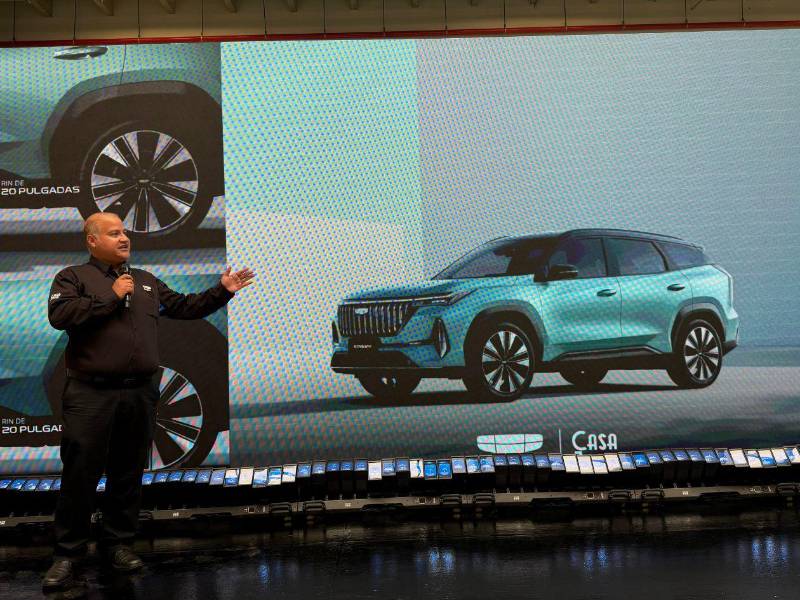 Carlos Morales, gerente comercial de CASA JAAR para la marca Geely en Honduras, explica las características del nuevo Geely Starray.