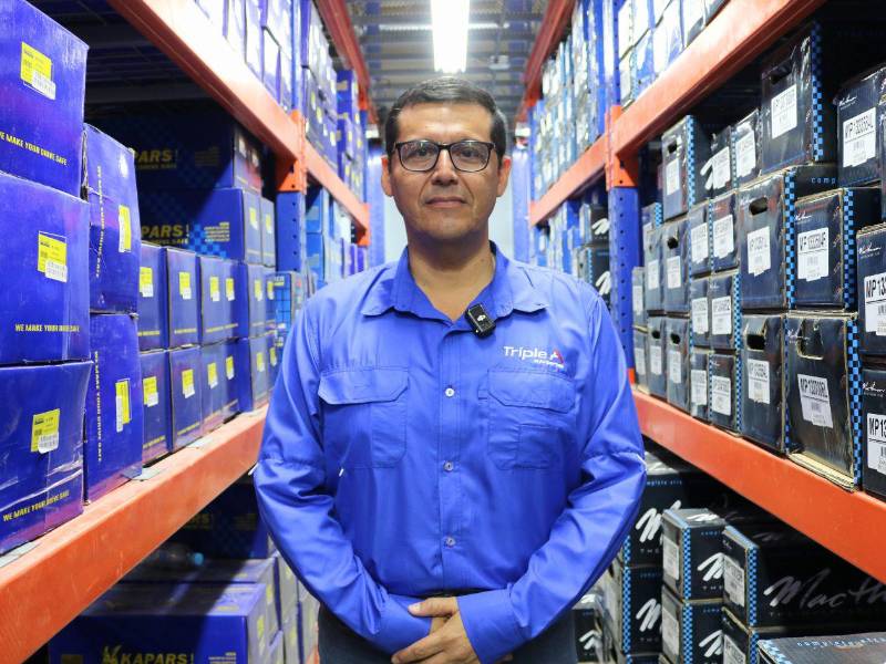 Raúl Blandón, jefe de tienda Triple A autopartes, destacó el servicio que ofrecen a los clientes.