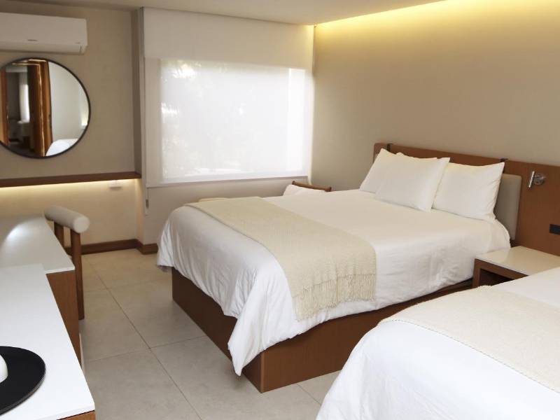 Las habitaciones combinan diseño moderno, confort y funcionalidad para brindar una experiencia de descanso superior, manteniendo la calidez y hospitalidad que distinguen al hotel desde hace 50 años.