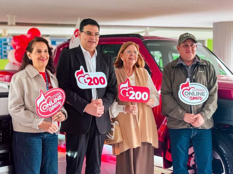 Ejecutivos de Banco Atlántida y miembros de la Fundación Teletón durante el lanzamiento de la Lotería Online del Amor 2025.