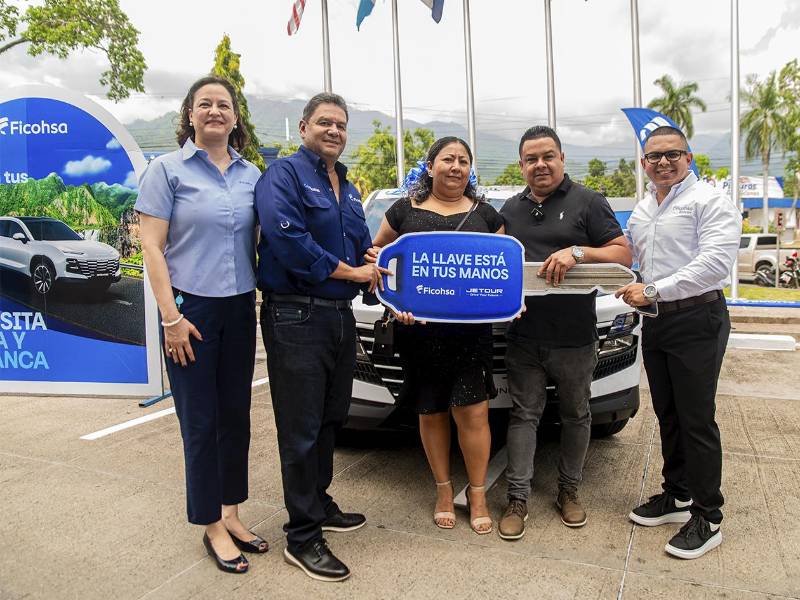 Clientes y colaboradores compartieron la alegría del primer sorteo de la promoción nacional de Ficohsa.