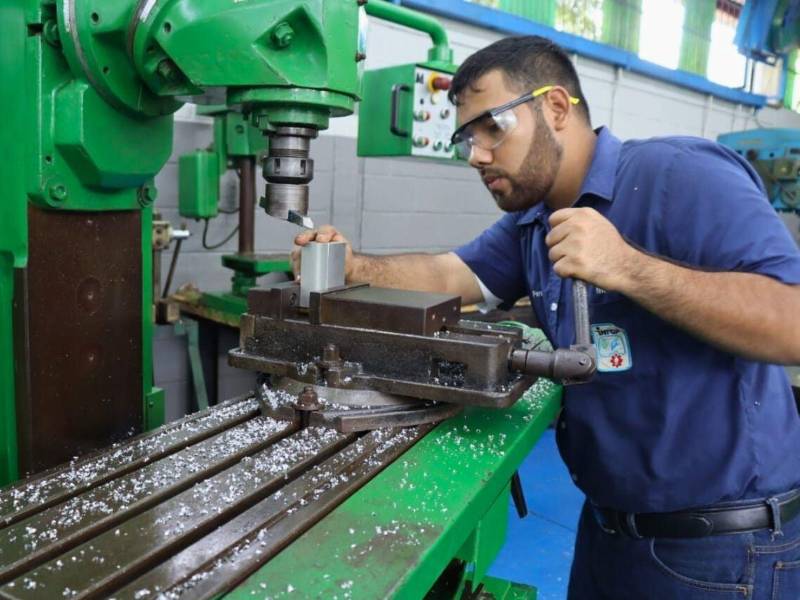 Joven participa en taller de mecánica industrial en uno de los talleres equipados de Infop.