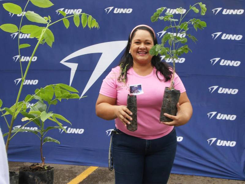 Más de 10,000 árboles fueron distribuidos en esta edición, reafirmando el compromiso ambiental de UNO y Fundación Terra.