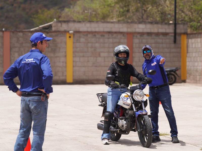 La Escuela de Manejo Yamaha (YRA) fortalece las habilidades de los motociclistas mediante formación teórica y práctica, con énfasis en conducción defensiva, frenado, anticipación de riesgos y uso adecuado del equipo de protección.