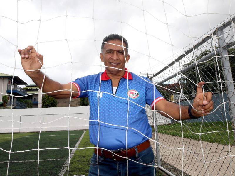 Desde la cancha, Noé López sostiene un Gimnástico que también carga fuera de ella.