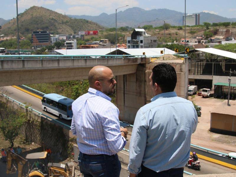 Este viernes 15 de mayo el titular de la SIT, Aníbal Ehrler y el alcalde capitalino, Juan Diego Zelaya, ordenaron el inicio de la reconstrucción del puente a desnivel Juan Manuel Gálvez. Una Infraestructura que colapsó el 5 de abirl de 2025.