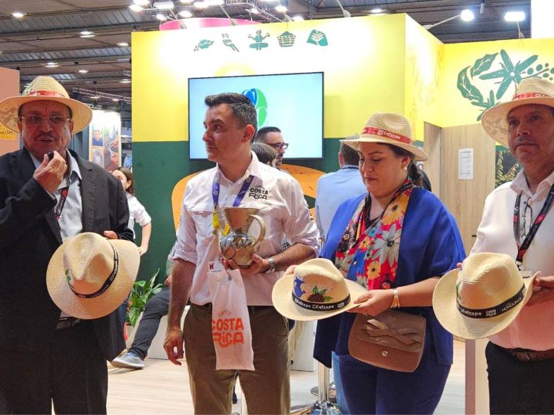 Productores y delegados oficiales exhiben elementos de identidad local y obsequios tradicionales durante las jornadas de la feria, destacando la cultura que envuelve a la producción de café de especialidad